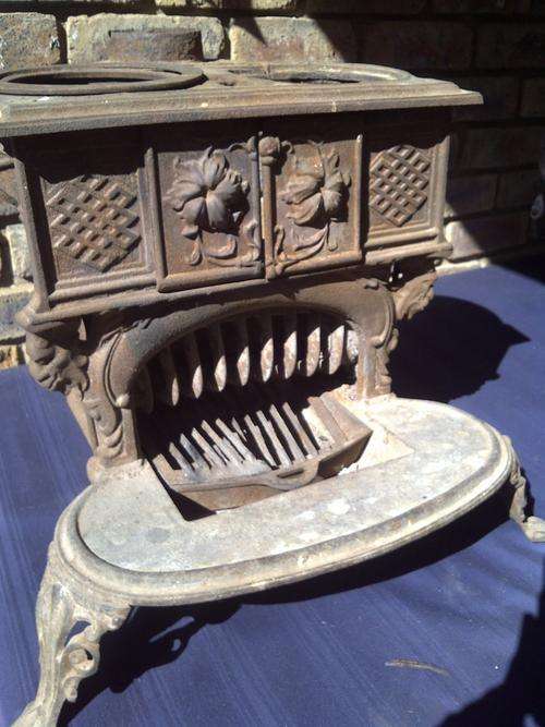 BEAUTIFUL VICTORIAN CAST IRON STOVE.SEE OTHER PICS.NO RESERVE!!!