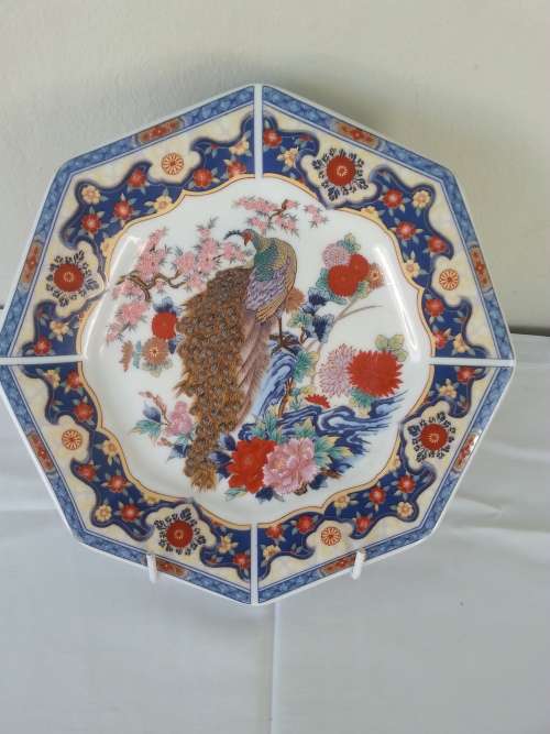 HEXAGONAL IMARI STYLE 19 CM PLATE