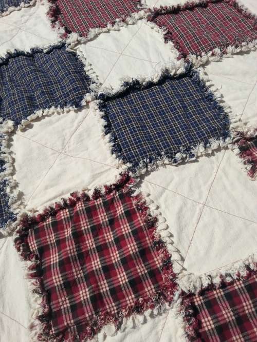GORGEOUS TRADITIONAL RAG QUILT/THROW - 150 CM X 190 CM