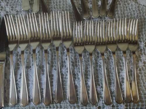 PART (39) PIECE VINTAGE CUTLERY SET