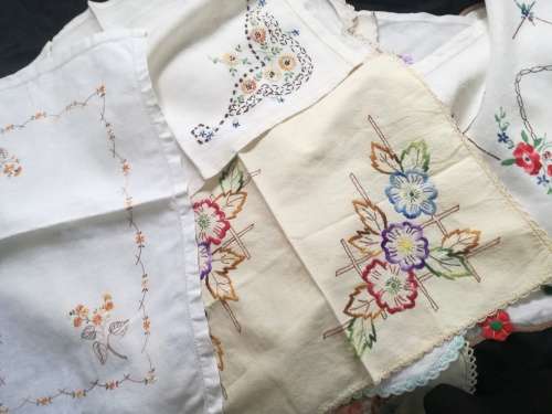 HUGE ASSORTMENT OF VINTAGE LINEN - 2 X TABLECLOTHS/25 TRAY MATS/ CROCHET ETC