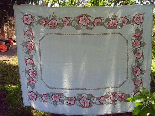EMBROIDERED VINTAGE LINEN TABLECLOTH