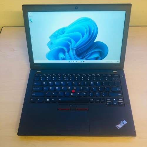 Lenovo ThinkPad X260  Core i7-6500U 2.59GHz 8GB Ram  256GB SSD  13,3` HD Graphics 520  2xBattery