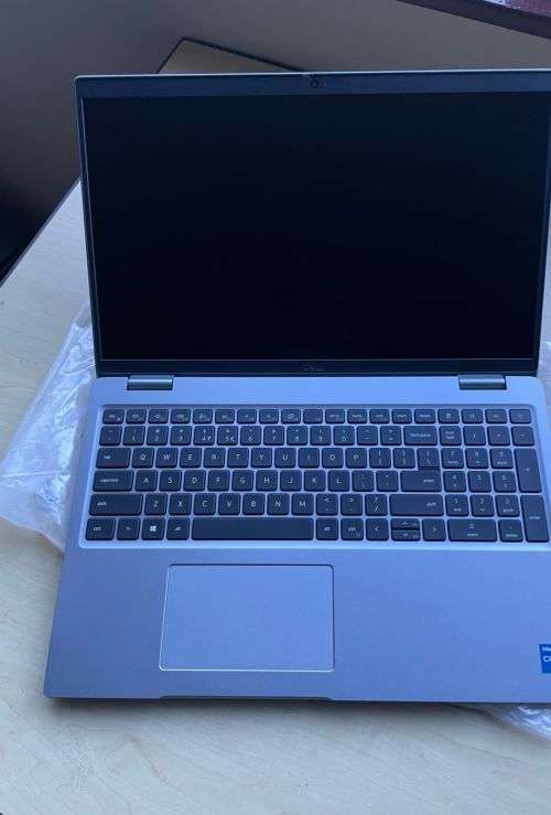 Dell Latitude 5520 i7-1165G7 8GB RAM 256GB SSD Win 10 Pro 15.6` iris graphics Dispaly
