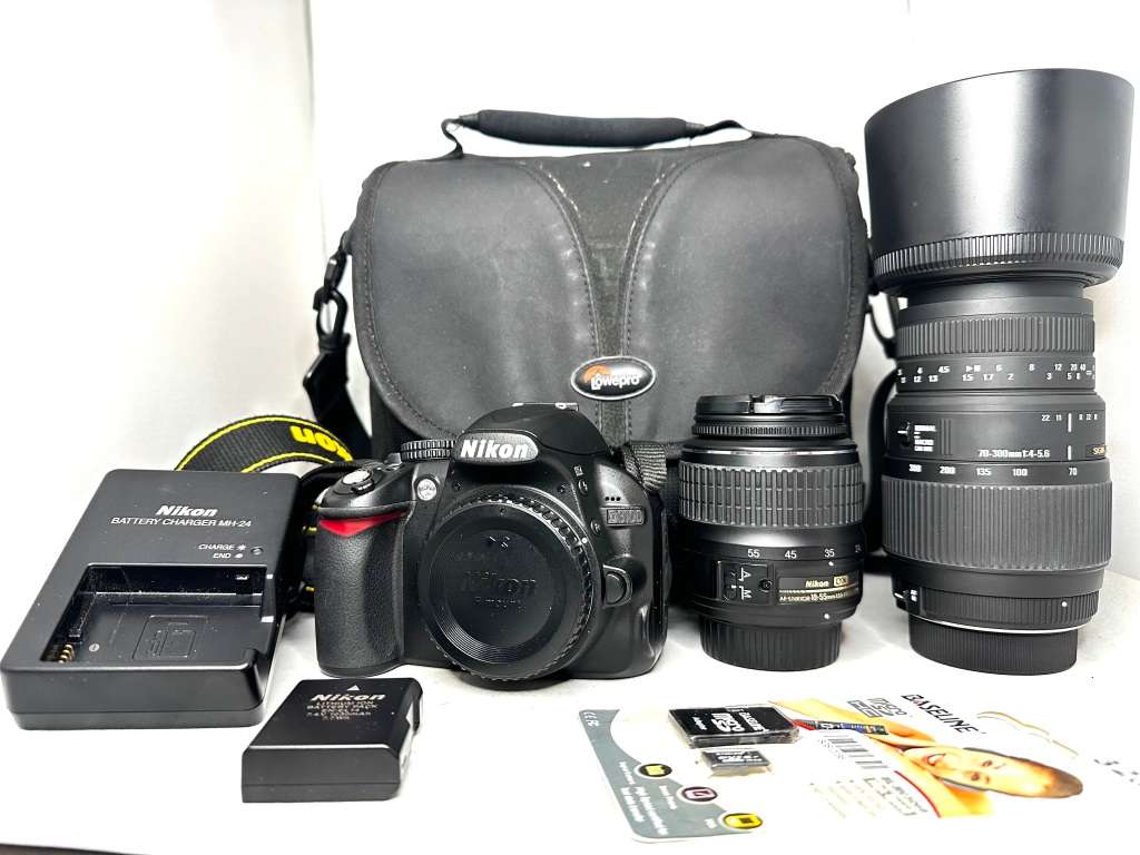 NIKON D3100 with 2 lens and accessories Excellent condition as new