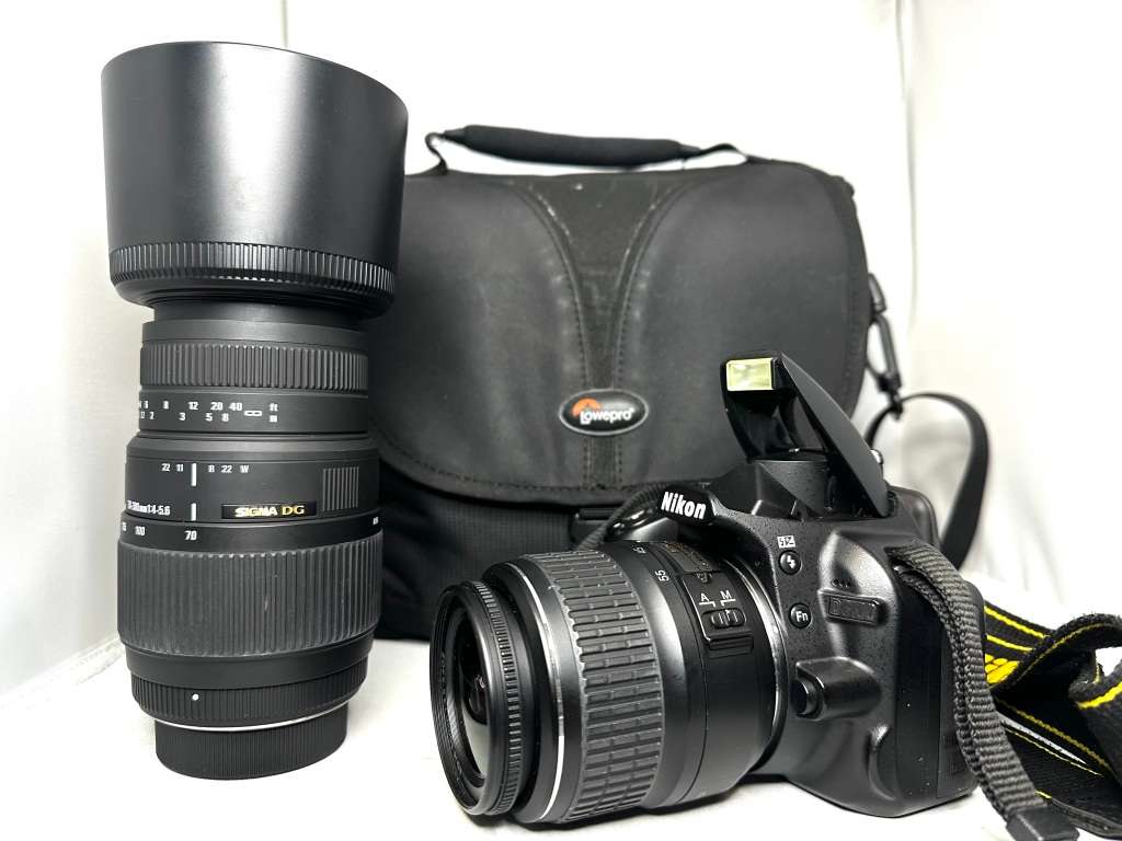 NIKON D3100 with 2 lens and accessories Excellent condition as new