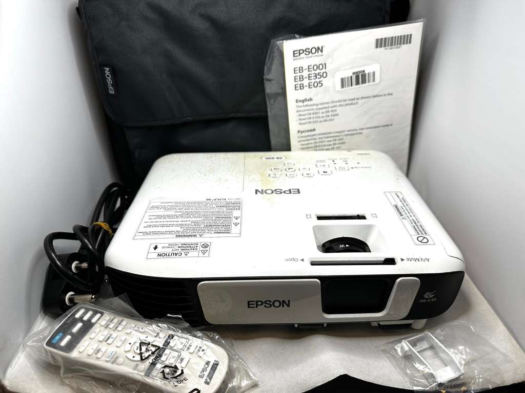 EPSON EB-E05 Projector