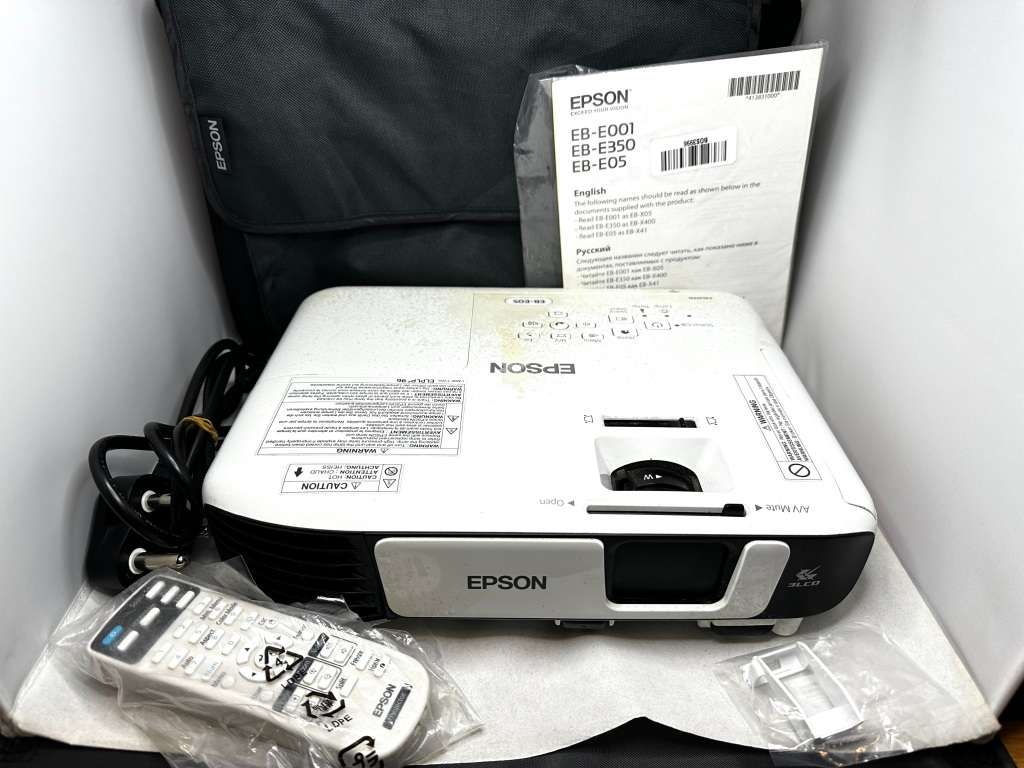 EPSON EB-E05 Projector