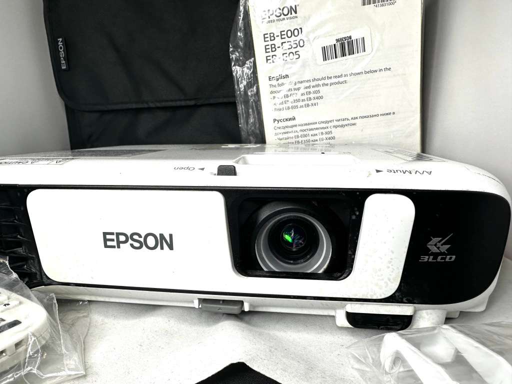 EPSON EB-E05 Projector