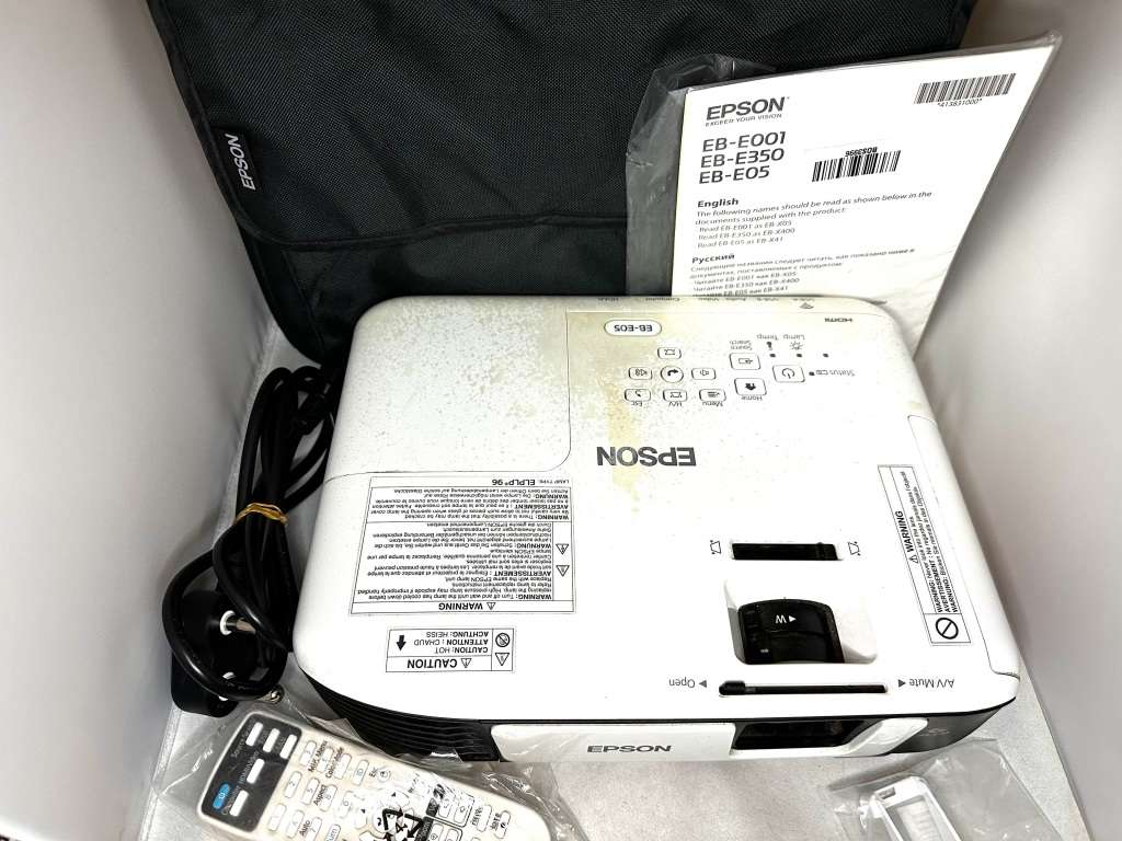 EPSON EB-E05 Projector