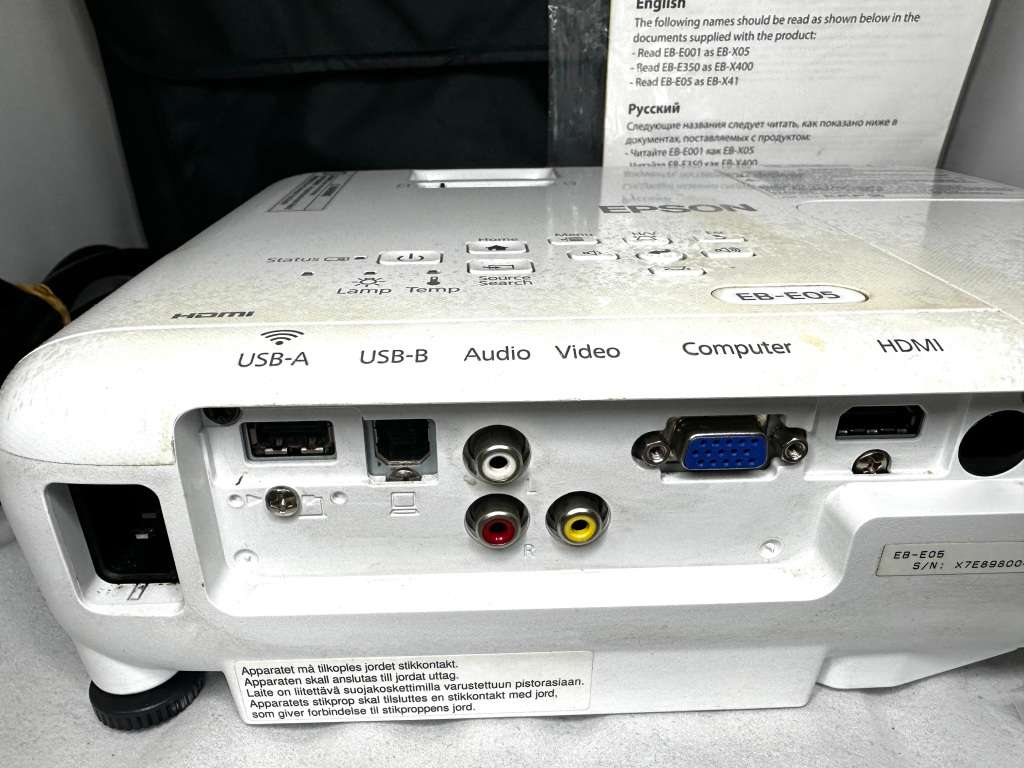 EPSON EB-E05 Projector