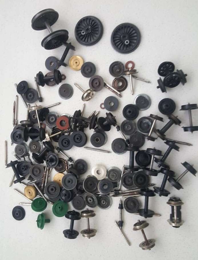 VINTAGE LOT OF HO SCALE MODEL TRAIN WHEELS, AXELS ETC