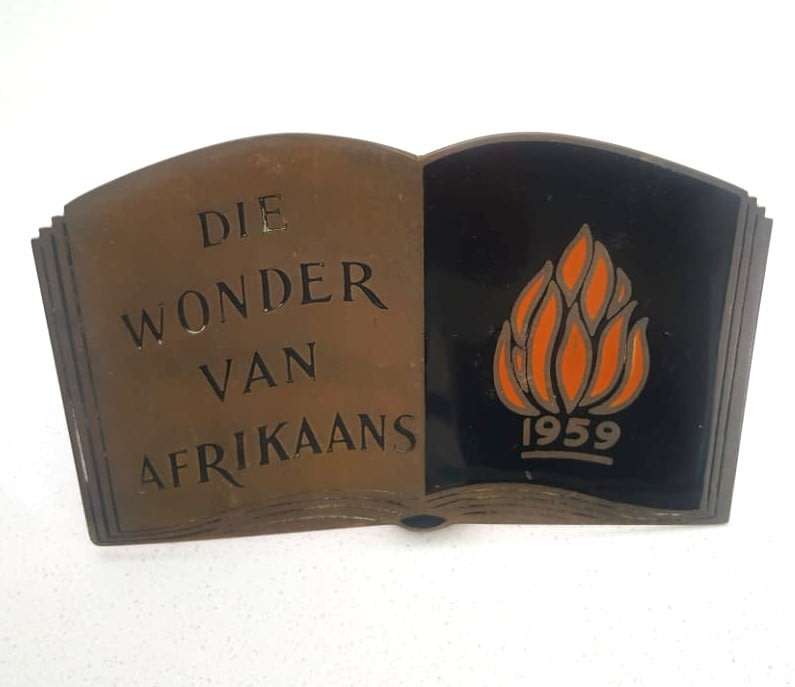 1959 Die Wonder Van Afrikaans Brass and Enamel Desk Plaque