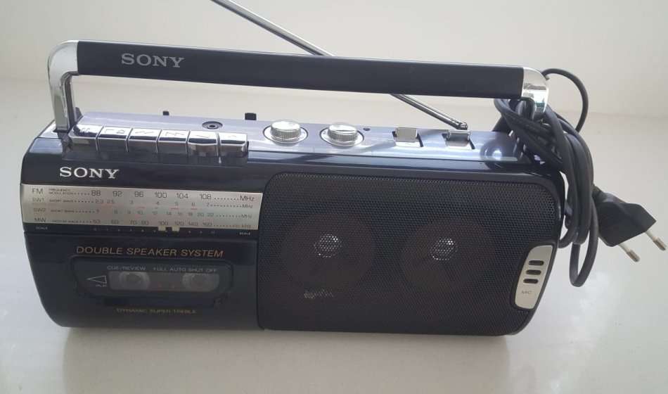 VINTAGE SONY PORTABLE RADIO & CASSETTE PLAYER