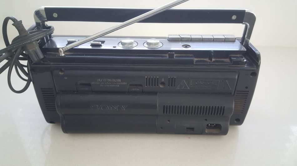 VINTAGE SONY PORTABLE RADIO & CASSETTE PLAYER