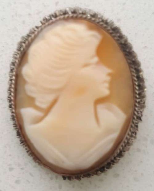 VINTAGE CAMEO BROOCH - 3CM X 2.5CM