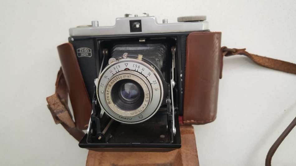 VINTAGE ZEISS IKON NETTAR FOLDING CAMERA WITH LEATHER CASE.