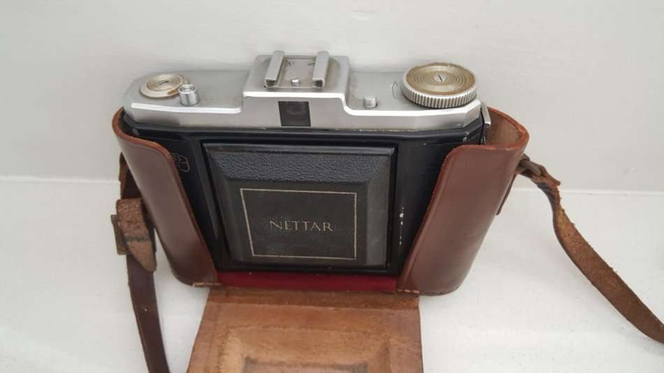 VINTAGE ZEISS IKON NETTAR FOLDING CAMERA WITH LEATHER CASE.