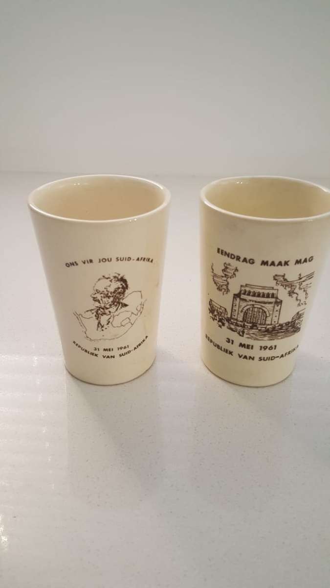 2 VINTAGE REPUBLIC 31 MEI 1961 TUMBLERS