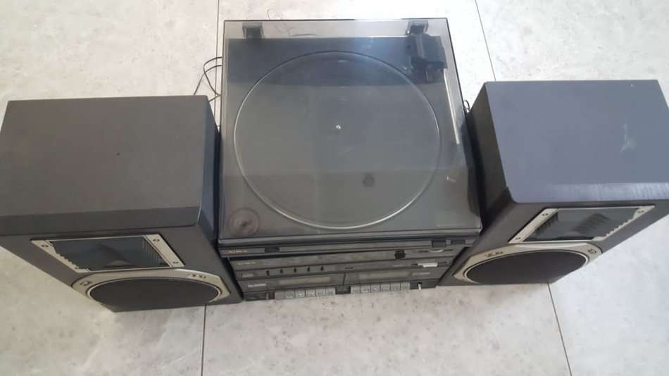 VINTAGE AIWA TURNTABLE, RADIO TUNER, CASETTE SOUND SYSTEM
