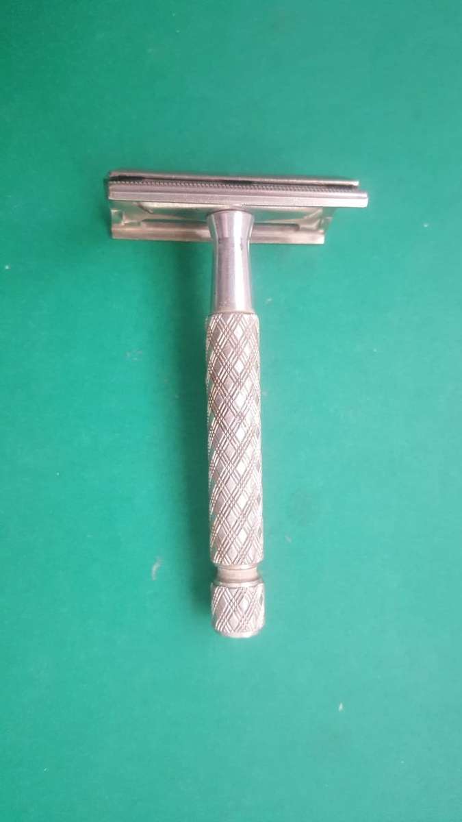 VINTAGE GILLETTE SAFETY RAZOR - MADE IN ENGLAND