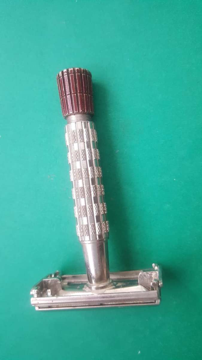 VINTAGE GILLETTE RED TIP SAFETY RAZOR - MADE IN ENGLAND