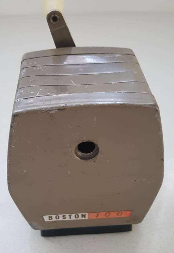 VINTAGE BOSTON 1OO MADE IN ENGLAND PENCIL SHARPENER