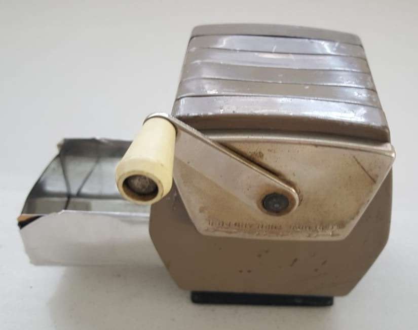 VINTAGE BOSTON 1OO MADE IN ENGLAND PENCIL SHARPENER