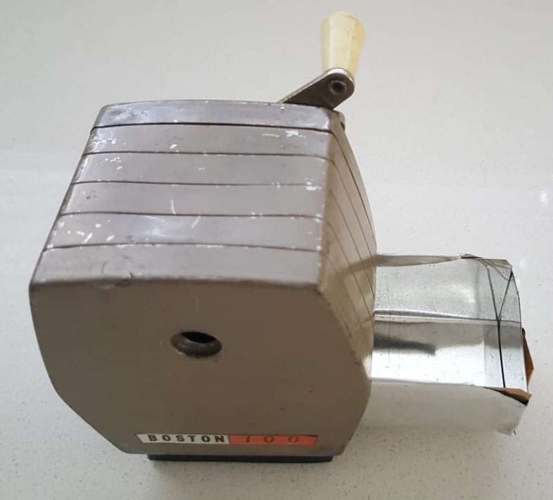 VINTAGE BOSTON 1OO MADE IN ENGLAND PENCIL SHARPENER