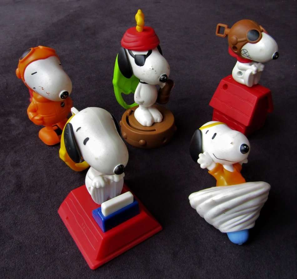 Lot of 5 Peanuts Snoopy Action Figures