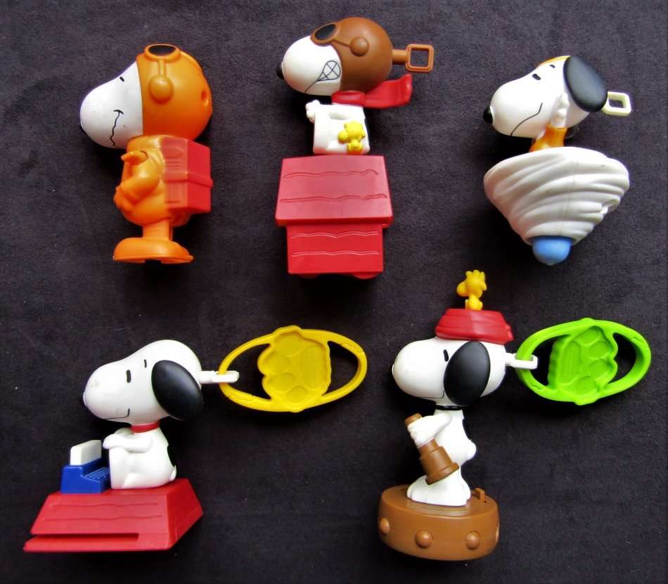 Lot of 5 Peanuts Snoopy Action Figures