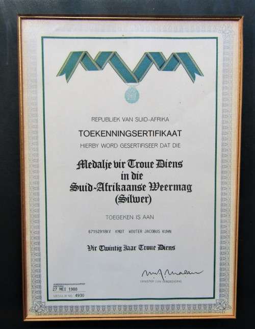 1988 SADF Medalje vir 20 Jaar Troue Diens Award Certificate to a Kmdt.