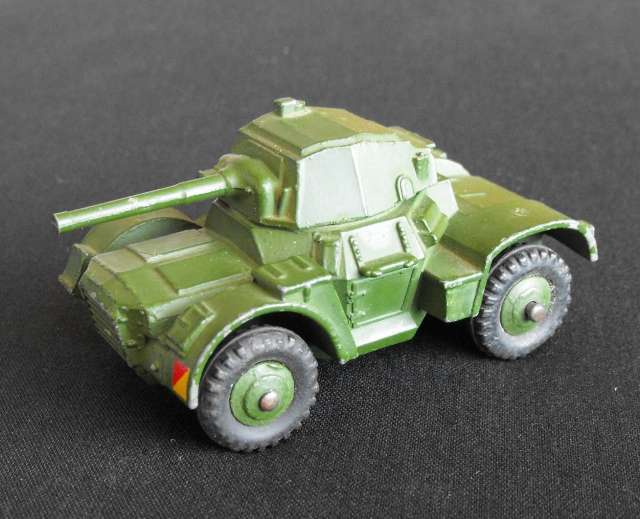 DINKY TOYS ARMOURED CAR 670