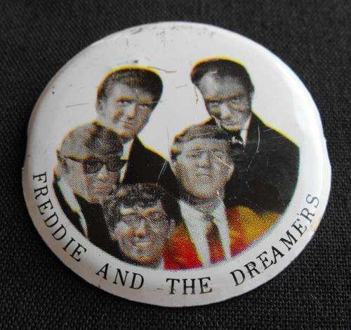 OLD FREDDIE AND THE DREAMERS METAL LAPEL PIN BADGE