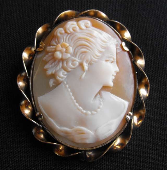 VINTAGE LUSTERN (Louis Stern) SHELL CAMEO BROOCH PIN