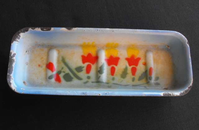 OLD ENAMEL SOAP DISH