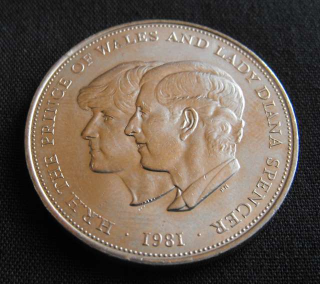 PRINCE CHARLES & LADY DIANA 1981 MARRIAGE CROWN SIZE COIN
