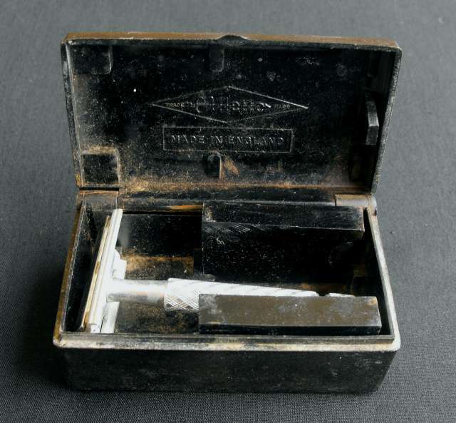 OLD GILLETTE MADE IN ENGLAND SAFETY RAZOR