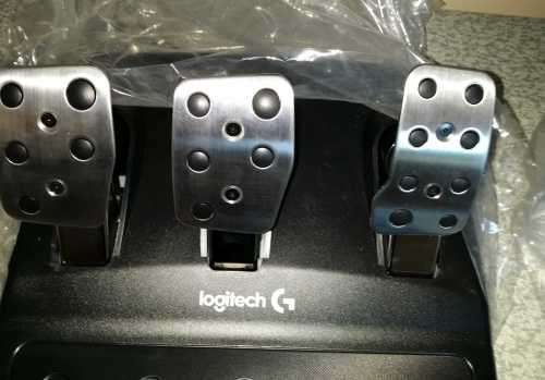 Logitech G920 Driving Force Racing Wheel / Works with XBOX one and PC / Dual-Motor Force / Easy-Acce