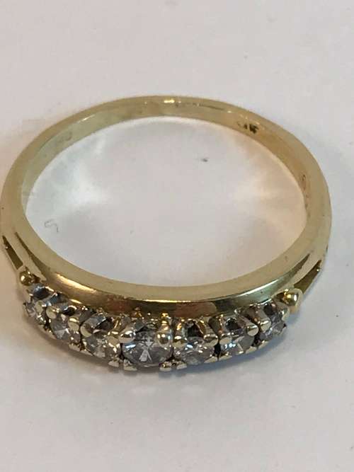 18ct Gold ring 2.9grams 7 Diamonds 0.27ct H/I and VS2-S1