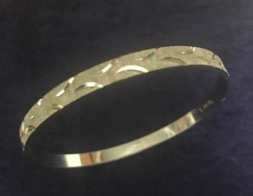FABULOUS 1960S CROWN TRIFARI SILVER-TONE TEXTURED ETCHED LARGE CUFF BRACELET