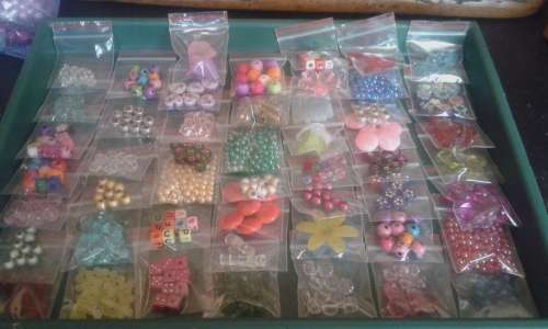 50pkts assorted acrylic goodies plus 40pkts of assorted seedbeads(bidding  on 90pkts all on photos)