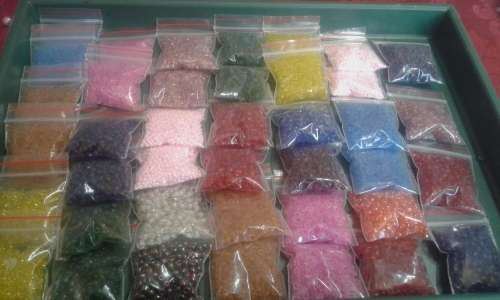 50pkts assorted acrylic goodies plus 40pkts of assorted seedbeads(bidding  on 90pkts all on photos)