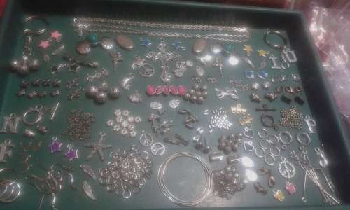 Metal mix with 1mt chain..bid on 75pkts to get all on photo