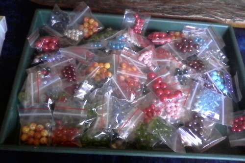 800  glassbeads..assorted(80 pkts..10per pkt 6-10mm)