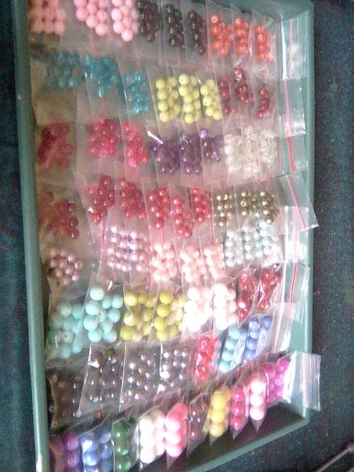 700 assorted glass bead mix 6-10mm..bid for 70pkts on photo