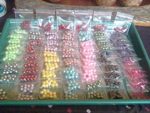 78 pkts  g/beads 6mm...10 per pkt...13 assorted colours..60 per colour..enough to make 26 bracelets