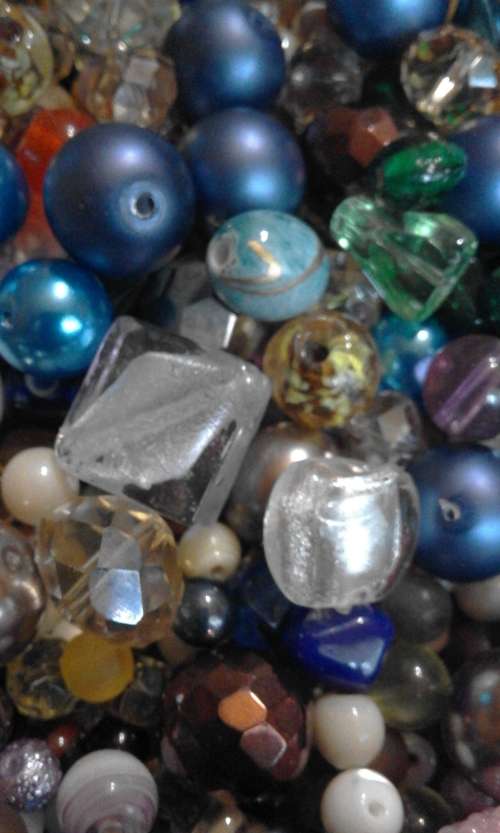 Glassbeads/crystals 1250,metal beads(100),6500 seedbeads...pls see description..first bid r145