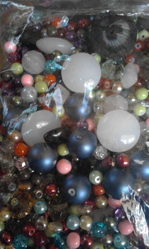 3500 glassbeads,100 metal beads,5@finding kits,satin cord,first bid r200..pls see photos