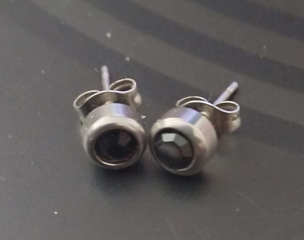 Titanium onyx stud earrings per pair